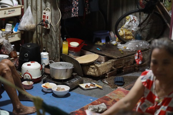 Xóm ve chai ở TP.HCM: Mong bữa cơm no ngày tết