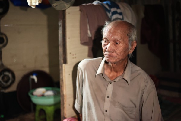 Xóm ve chai ở TP.HCM: 'Tết này tôi cũng chờ mà chưa thấy ai cho'