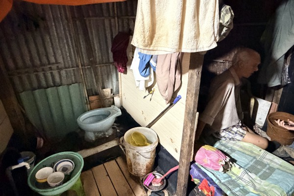 Xóm ve chai ở TP.HCM: 'Tết này tôi cũng chờ mà chưa thấy ai cho'