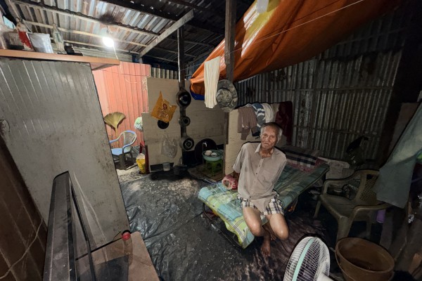 Xóm ve chai ở TP.HCM: 'Tết này tôi cũng chờ mà chưa thấy ai cho'