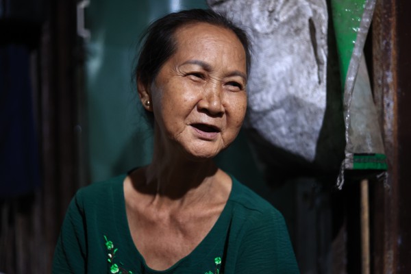 Xóm ve chai ở TP.HCM: 'Tết này tôi cũng chờ mà chưa thấy ai cho'