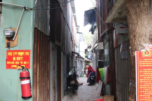 Xóm ve chai ở TP.HCM: 'Tết này tôi cũng chờ mà chưa thấy ai cho'