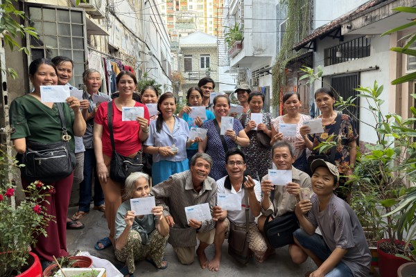 'Xóm vé số xứ Nẫu' ở TP.HCM: Nhận gần 100 triệu đồng, nhiều người bật khóc 'Xóm vé số xứ Nẫu' ở TP.HCM: Nhận gần 100 triệu đồng, nhiều người bật khóc