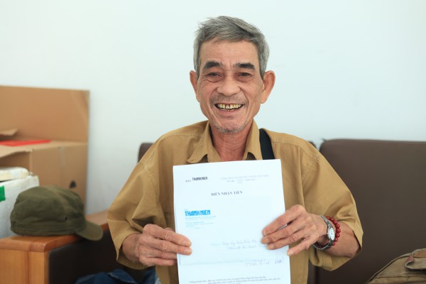 'Xóm vé số xứ Nẫu' ở TP.HCM: Nhận gần 100 triệu đồng, nhiều người bật khóc 'Xóm vé số xứ Nẫu' ở TP.HCM: Nhận gần 100 triệu đồng, nhiều người bật khóc