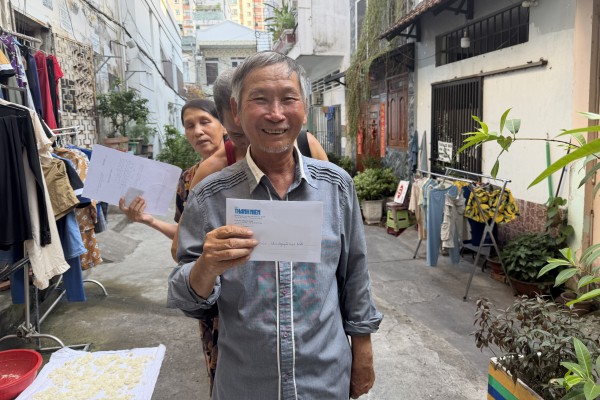 'Xóm vé số xứ Nẫu' ở TP.HCM: Nhận gần 100 triệu đồng, nhiều người bật khóc 'Xóm vé số xứ Nẫu' ở TP.HCM: Nhận gần 100 triệu đồng, nhiều người bật khóc