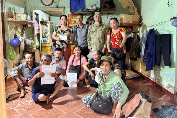 'Xóm vé số xứ Nẫu' ở TP.HCM: Nhận gần 100 triệu đồng, nhiều người bật khóc 'Xóm vé số xứ Nẫu' ở TP.HCM: Nhận gần 100 triệu đồng, nhiều người bật khóc