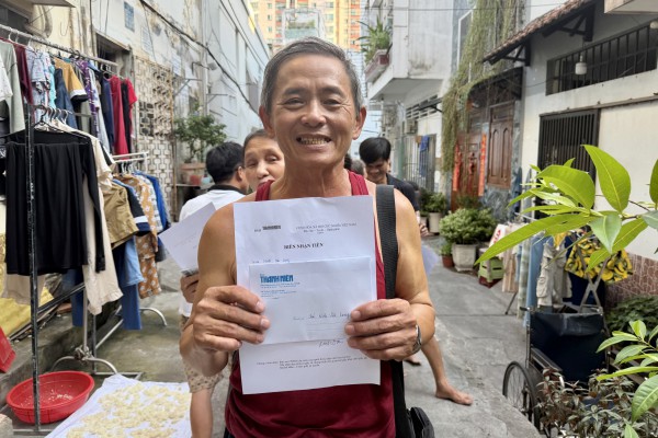 'Xóm vé số xứ Nẫu' ở TP.HCM: Nhận gần 100 triệu đồng, nhiều người bật khóc 'Xóm vé số xứ Nẫu' ở TP.HCM: Nhận gần 100 triệu đồng, nhiều người bật khóc