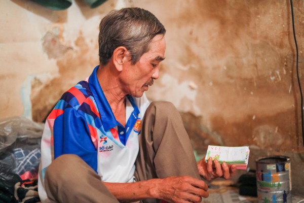 'Xóm vé số xứ Nẫu' ở TP.HCM: Tằn tiện cả năm, tết không đủ tiền về quê