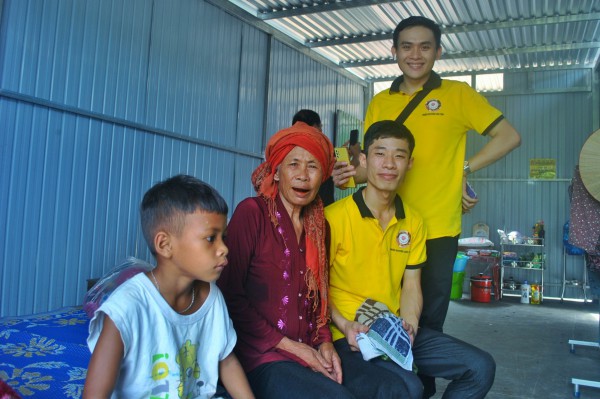 Xót cảnh người chết cuộn chiếu, cô gái trẻ làm dự án tặng áo quan