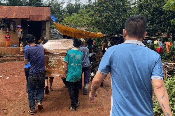 Xót cảnh người chết cuộn chiếu, cô gái trẻ làm dự án tặng áo quan