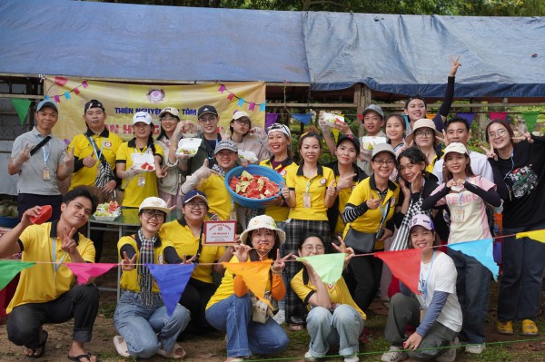 Xót cảnh người chết cuộn chiếu, cô gái trẻ làm dự án tặng áo quan