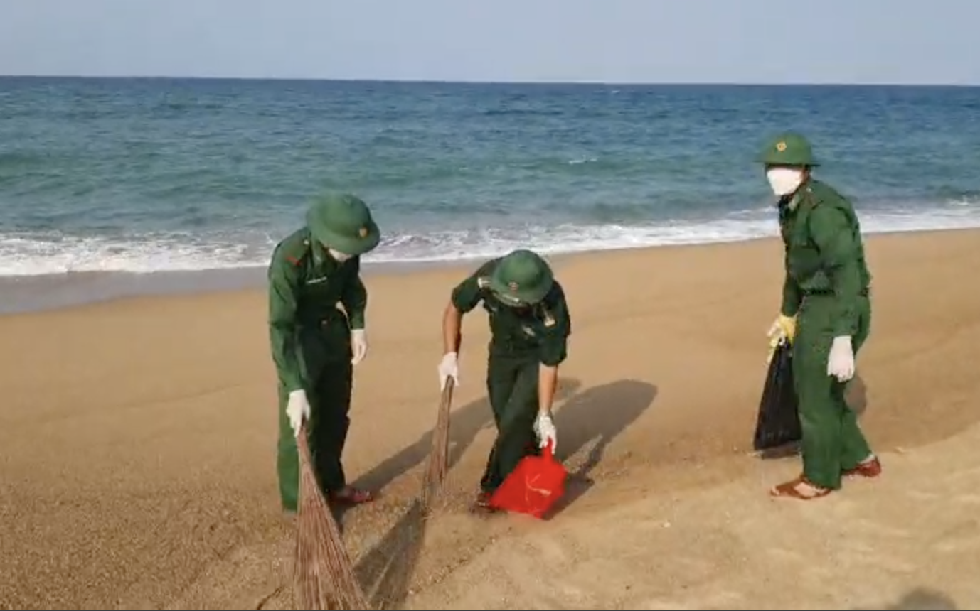 Xử lý khẩn cấp sự cố dầu tràn ven biển Phú Yên