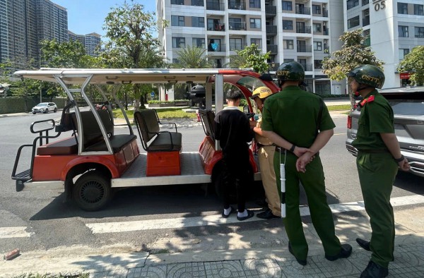 Xử lý xe điện du lịch '3 không' tự ý chở khách trong khu dân cư ở TP.HCM