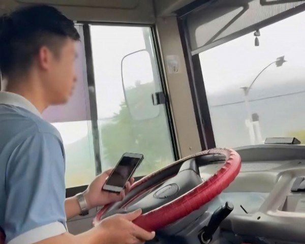 Xử phạt 2 tài xế xe buýt sử dụng điện thoại khi lái xe Xử phạt 2 tài xế xe buýt sử dụng điện thoại khi lái xe