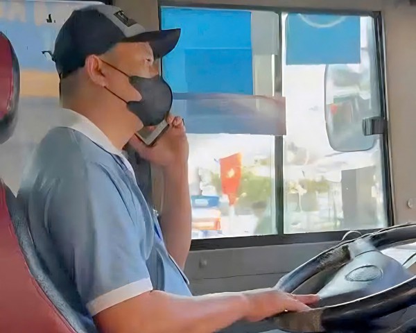 Xử phạt 2 tài xế xe buýt sử dụng điện thoại khi lái xe Xử phạt 2 tài xế xe buýt sử dụng điện thoại khi lái xe