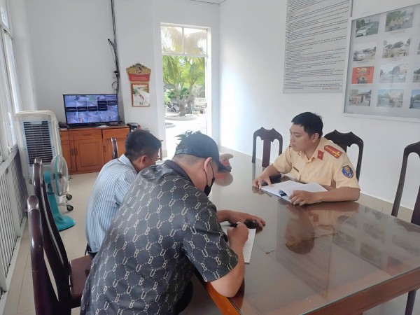 Xử phạt 2 tài xế xe buýt sử dụng điện thoại khi lái xe Xử phạt 2 tài xế xe buýt sử dụng điện thoại khi lái xe