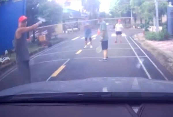 Xử phạt nhóm người ngang nhiên giăng lưới giữa đường đánh cầu lông ở TP.HCM Xử phạt nhóm người ngang nhiên giăng lưới giữa đường đánh cầu lông ở TP.HCM