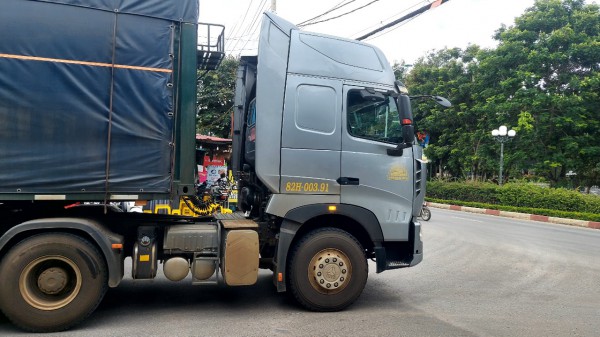 Xử phạt xe tải đi vào đường cấm sau phản ánh của Báo Thanh Niên