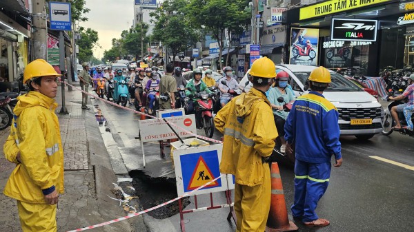 Xuất hiện hố sâu trước nhà dân sau mưa lớn