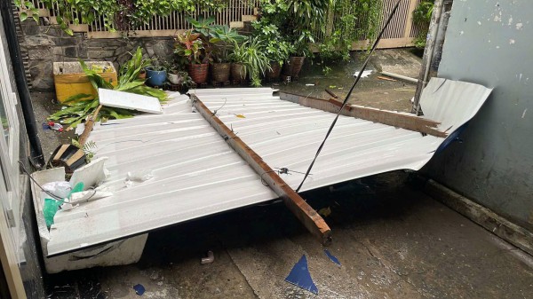 Xuất hiện lốc xoáy ở phường Bình Thạnh, 3 nhà dân bị thiệt hại Xuất hiện lốc xoáy ở phường Bình Thạnh, 3 nhà dân bị thiệt hại