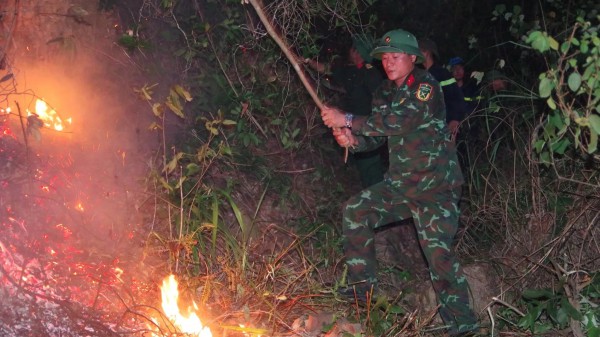 Xuyên đêm chữa cháy rừng ở Thanh Hóa