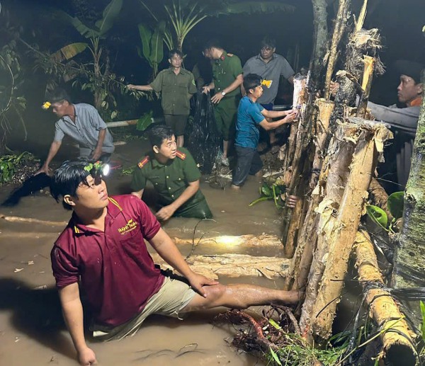 Xuyên đêm lội nước khắc phục sạt lở đê ở Đồng Tháp Xuyên đêm lội nước khắc phục sạt lở đê ở Đồng Tháp