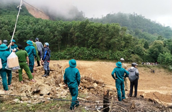 Xuyên rừng, vượt sạt lở cõng lương thực cứu trợ ngàn hộ dân bị cô lập Xuyên rừng, vượt sạt lở cõng lương thực cứu trợ ngàn hộ dân bị cô lập