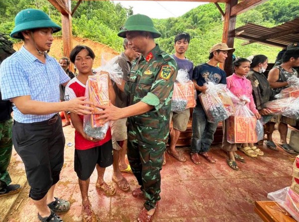 Xuyên rừng, vượt sạt lở cõng lương thực cứu trợ ngàn hộ dân bị cô lập Xuyên rừng, vượt sạt lở cõng lương thực cứu trợ ngàn hộ dân bị cô lập