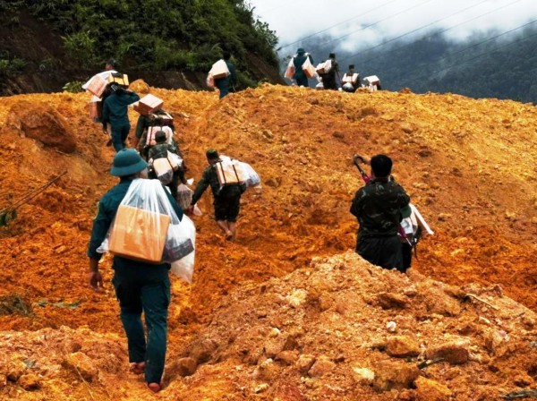 Xuyên rừng, vượt sạt lở cõng lương thực cứu trợ ngàn hộ dân bị cô lập Xuyên rừng, vượt sạt lở cõng lương thực cứu trợ ngàn hộ dân bị cô lập