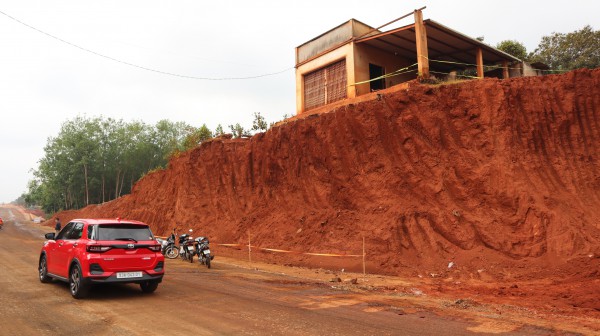 Yêu cầu tạm dừng thi công, phòng ngừa sạt lở sau phản ánh của Báo Thanh Niên