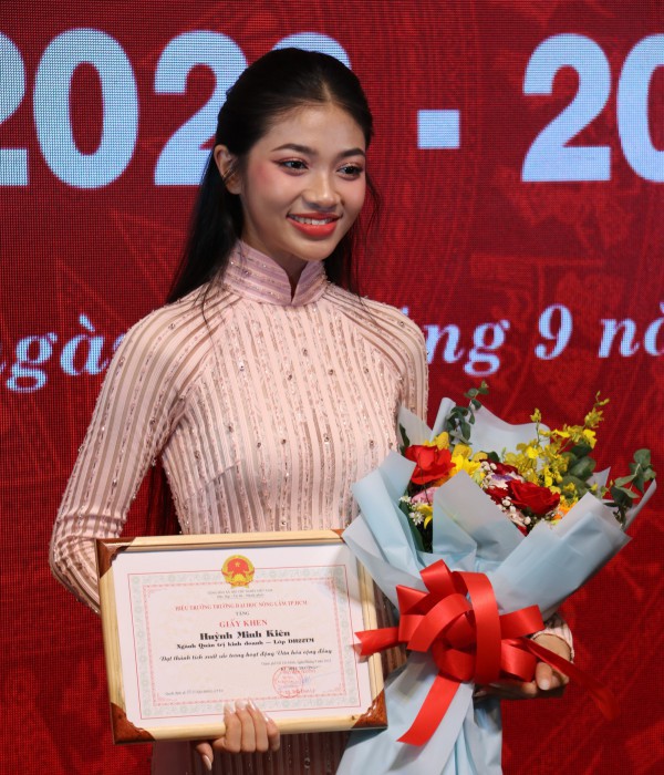 Á hậu Hoa hậu Thế giới Việt Nam 2023 Minh Kiên được trường đại học khen thưởng