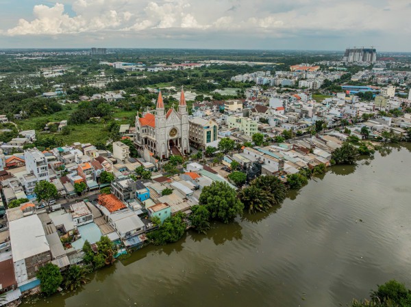 Ấn tượng nhà thờ Bình Thuận bên dòng kênh Đôi ở TP.HCM Ấn tượng nhà thờ Bình Thuận bên dòng kênh Đôi ở TP.HCM