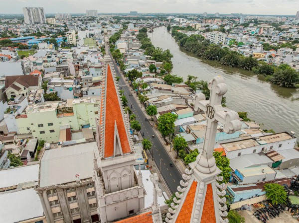 Ấn tượng nhà thờ Bình Thuận bên dòng kênh Đôi ở TP.HCM Ấn tượng nhà thờ Bình Thuận bên dòng kênh Đôi ở TP.HCM
