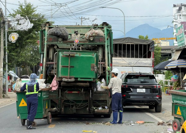 Đà Lạt gấp rút huy động 200 công nhân xử lý rác ùn ứ Đà Lạt gấp rút huy động 200 công nhân xử lý rác ùn ứ