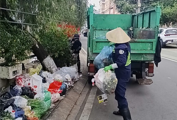 Đà Lạt gấp rút huy động 200 công nhân xử lý rác ùn ứ Đà Lạt gấp rút huy động 200 công nhân xử lý rác ùn ứ