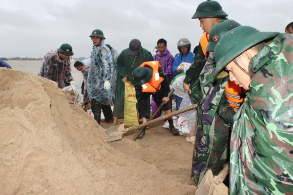 Đà Nẵng: Bộ đội căng mình 'vá' kè biển Duy Nghĩa Đà Nẵng: Bộ đội căng mình 'vá' kè biển Duy Nghĩa