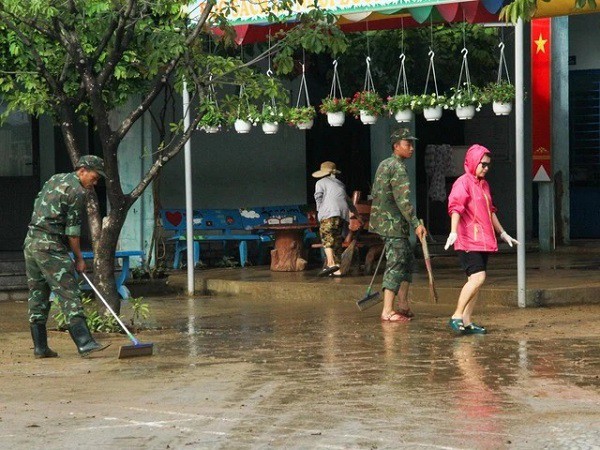 Đà Nẵng: Bộ đội đặc công dọn bùn non để học sinh sớm quay lại trường học