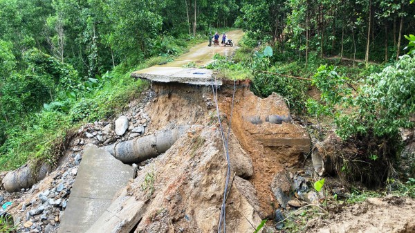 Đà Nẵng: Cận cảnh đường huyết mạch sạt lở khiến 7.000 người dân cô lập nhiều ngày Đà Nẵng: Cận cảnh đường huyết mạch sạt lở khiến 7.000 người dân cô lập nhiều ngày