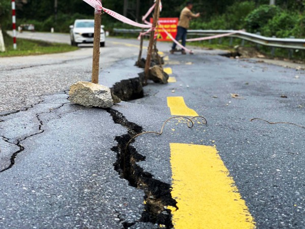 Đà Nẵng: Cận cảnh đường huyết mạch sạt lở khiến 7.000 người dân cô lập nhiều ngày Đà Nẵng: Cận cảnh đường huyết mạch sạt lở khiến 7.000 người dân cô lập nhiều ngày