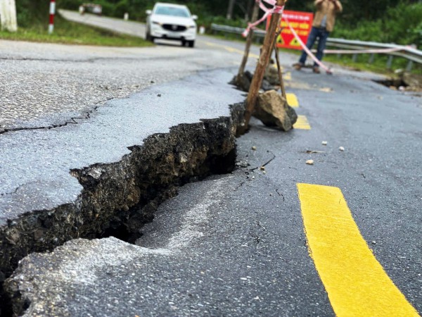 Đà Nẵng: Cận cảnh đường huyết mạch sạt lở khiến 7.000 người dân cô lập nhiều ngày Đà Nẵng: Cận cảnh đường huyết mạch sạt lở khiến 7.000 người dân cô lập nhiều ngày