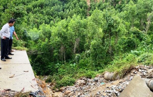 Đà Nẵng: Cận cảnh đường huyết mạch sạt lở khiến 7.000 người dân cô lập nhiều ngày Đà Nẵng: Cận cảnh đường huyết mạch sạt lở khiến 7.000 người dân cô lập nhiều ngày