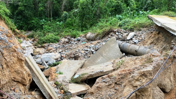Đà Nẵng: Cận cảnh đường huyết mạch sạt lở khiến 7.000 người dân cô lập nhiều ngày Đà Nẵng: Cận cảnh đường huyết mạch sạt lở khiến 7.000 người dân cô lập nhiều ngày