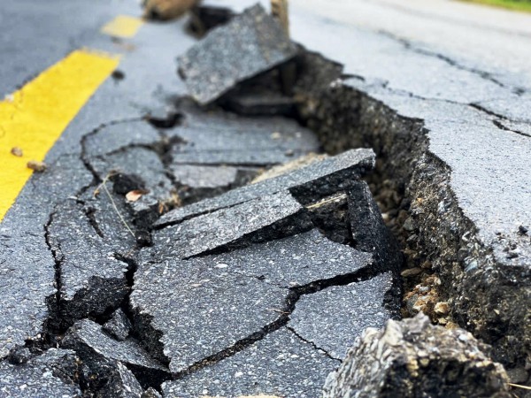 Đà Nẵng: Cận cảnh đường huyết mạch sạt lở khiến 7.000 người dân cô lập nhiều ngày Đà Nẵng: Cận cảnh đường huyết mạch sạt lở khiến 7.000 người dân cô lập nhiều ngày