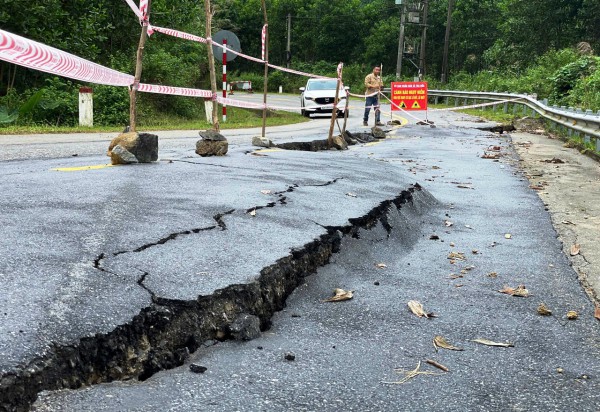 Đà Nẵng: Cận cảnh đường huyết mạch sạt lở khiến 7.000 người dân cô lập nhiều ngày Đà Nẵng: Cận cảnh đường huyết mạch sạt lở khiến 7.000 người dân cô lập nhiều ngày