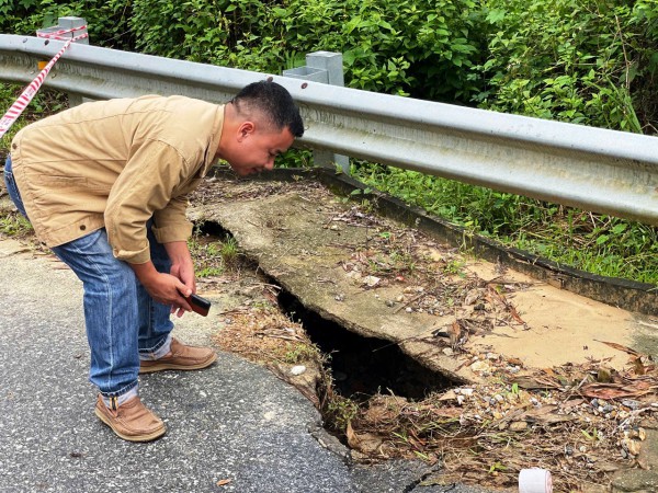 Đà Nẵng: Cận cảnh đường huyết mạch sạt lở khiến 7.000 người dân cô lập nhiều ngày Đà Nẵng: Cận cảnh đường huyết mạch sạt lở khiến 7.000 người dân cô lập nhiều ngày