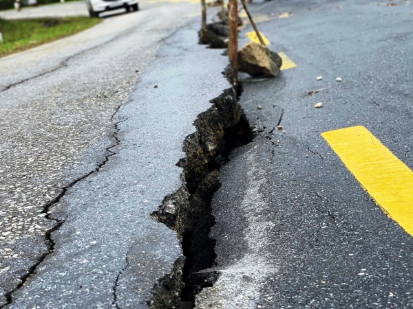 Đà Nẵng: Cận cảnh đường huyết mạch sạt lở khiến 7.000 người dân cô lập nhiều ngày Đà Nẵng: Cận cảnh đường huyết mạch sạt lở khiến 7.000 người dân cô lập nhiều ngày