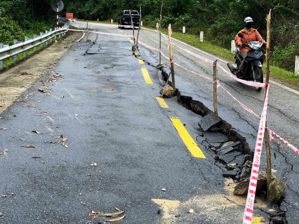 Đà Nẵng: Cận cảnh đường huyết mạch sạt lở khiến 7.000 người dân cô lập nhiều ngày Đà Nẵng: Cận cảnh đường huyết mạch sạt lở khiến 7.000 người dân cô lập nhiều ngày