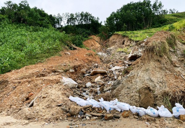 Đà Nẵng: Cận cảnh đường huyết mạch sạt lở khiến 7.000 người dân cô lập nhiều ngày Đà Nẵng: Cận cảnh đường huyết mạch sạt lở khiến 7.000 người dân cô lập nhiều ngày