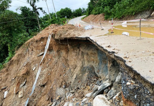 Đà Nẵng: Cận cảnh đường huyết mạch sạt lở khiến 7.000 người dân cô lập nhiều ngày Đà Nẵng: Cận cảnh đường huyết mạch sạt lở khiến 7.000 người dân cô lập nhiều ngày