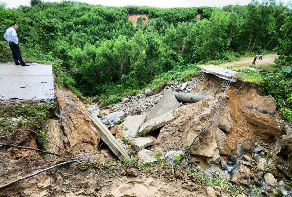 Đà Nẵng: Cận cảnh đường huyết mạch sạt lở khiến 7.000 người dân cô lập nhiều ngày Đà Nẵng: Cận cảnh đường huyết mạch sạt lở khiến 7.000 người dân cô lập nhiều ngày